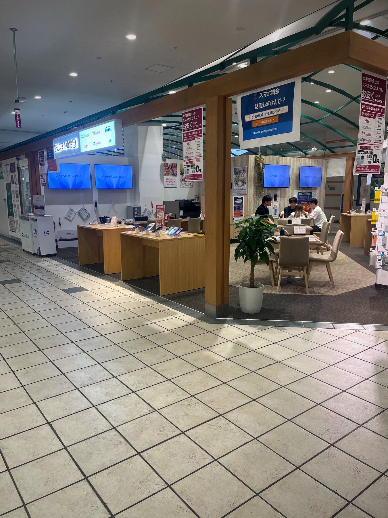 相談風景｜スタッフが丁寧にご案内