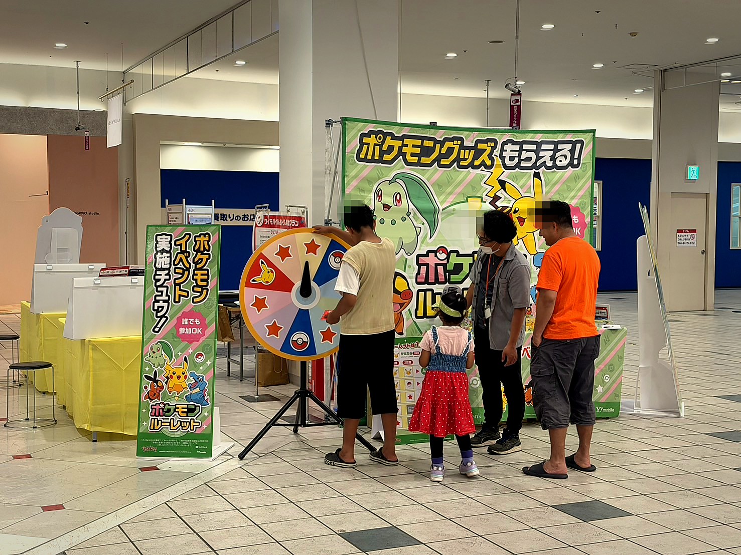 ルーレット企画があるにぎやかなイベントブース