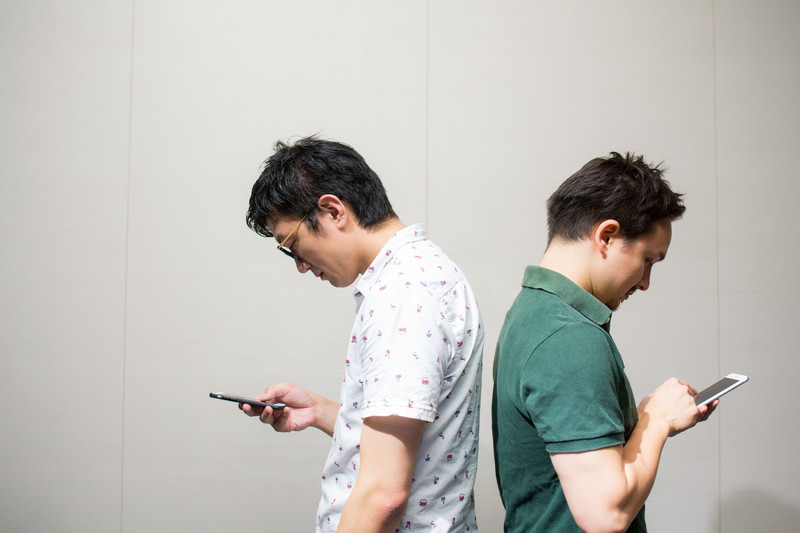家族それぞれがスマホを使っている様子