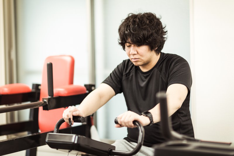 運動と食事を組み合わせて体を整える様子