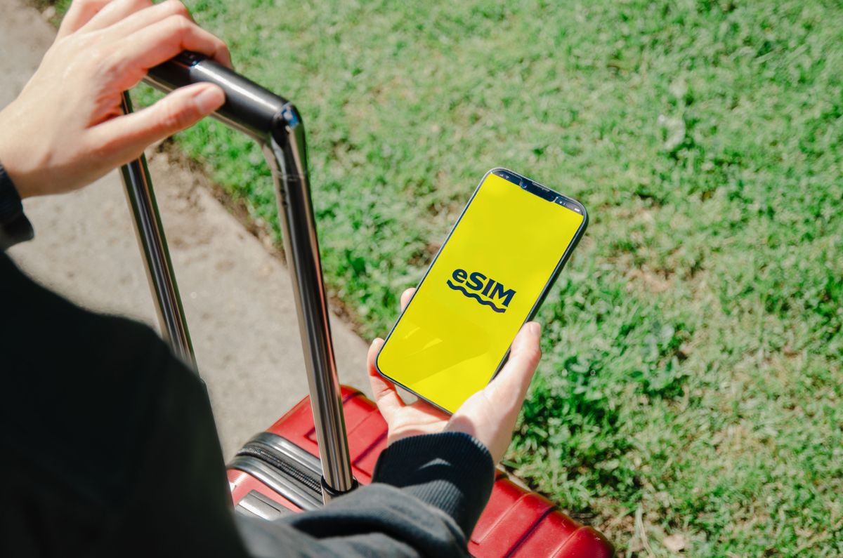 スマートフォンでeSIMの設定を確認する手元
