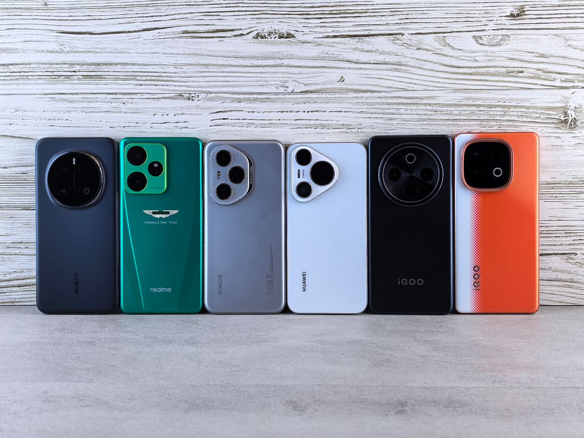 木目の背景に並べられた複数のスマートフォン