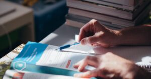 独学と通信講座を費用と合格率で比較する記事のアイキャッチ