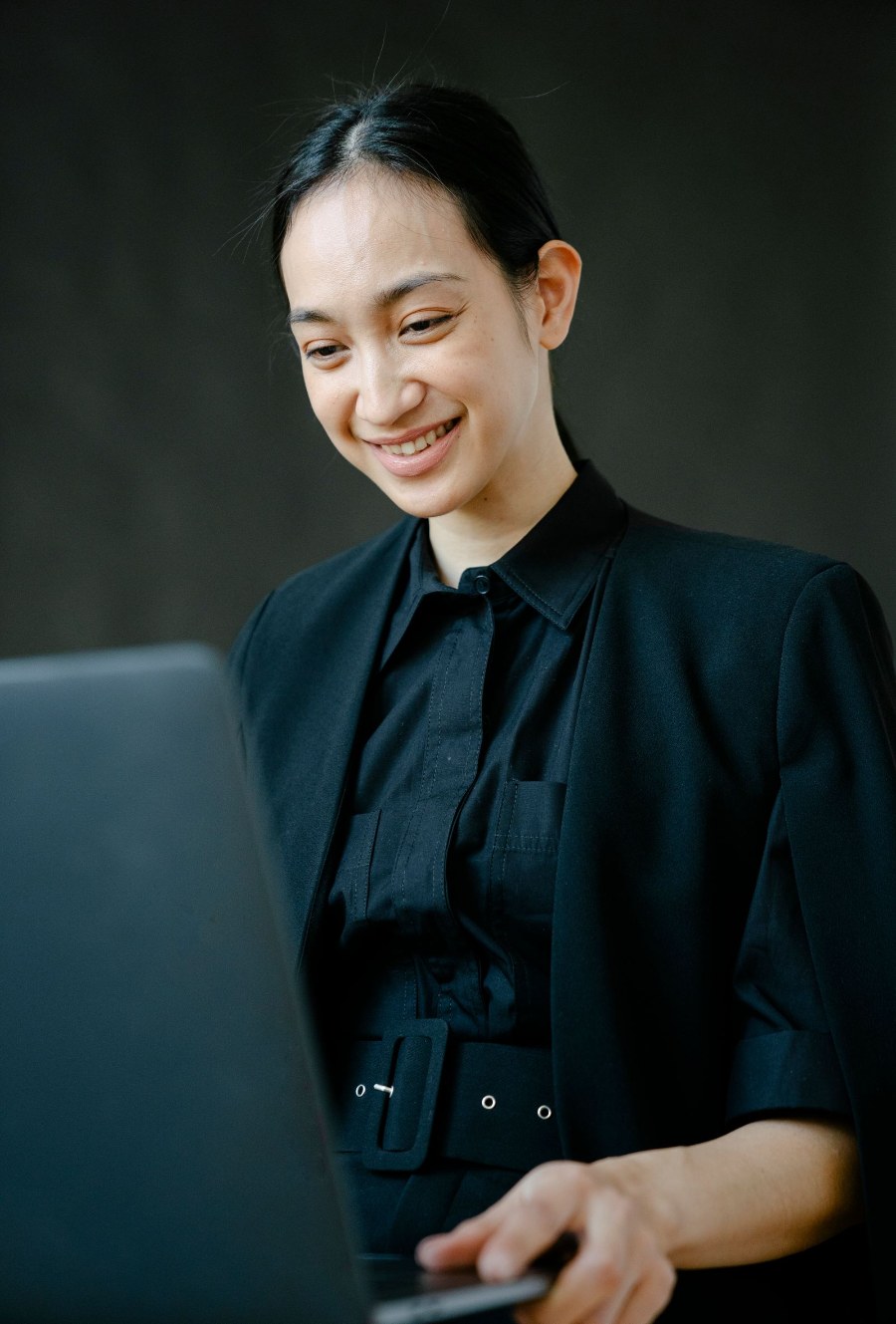 ノートパソコンを使って学習する女性のイメージ