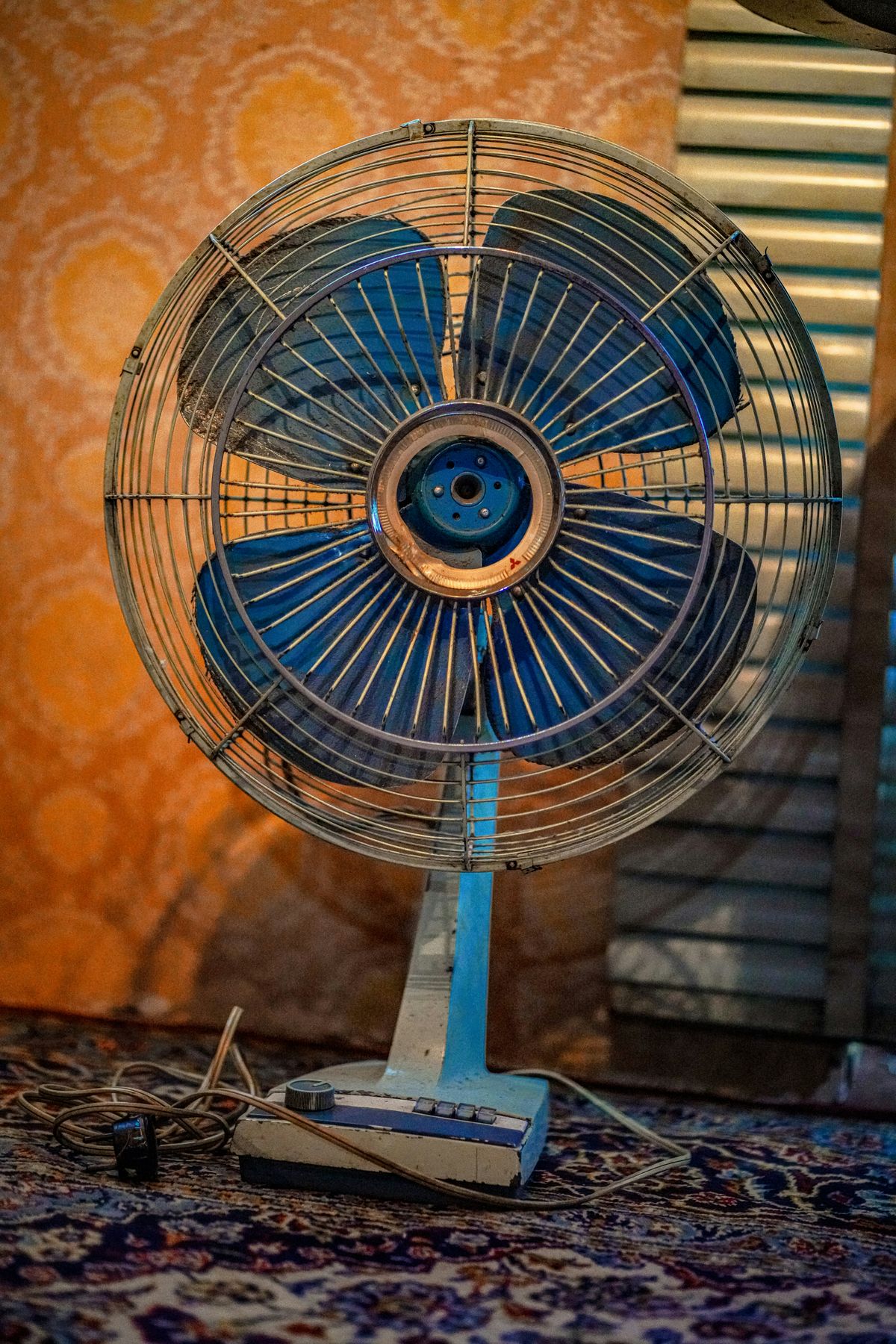 扇風機の羽根と風の流れのイメージ