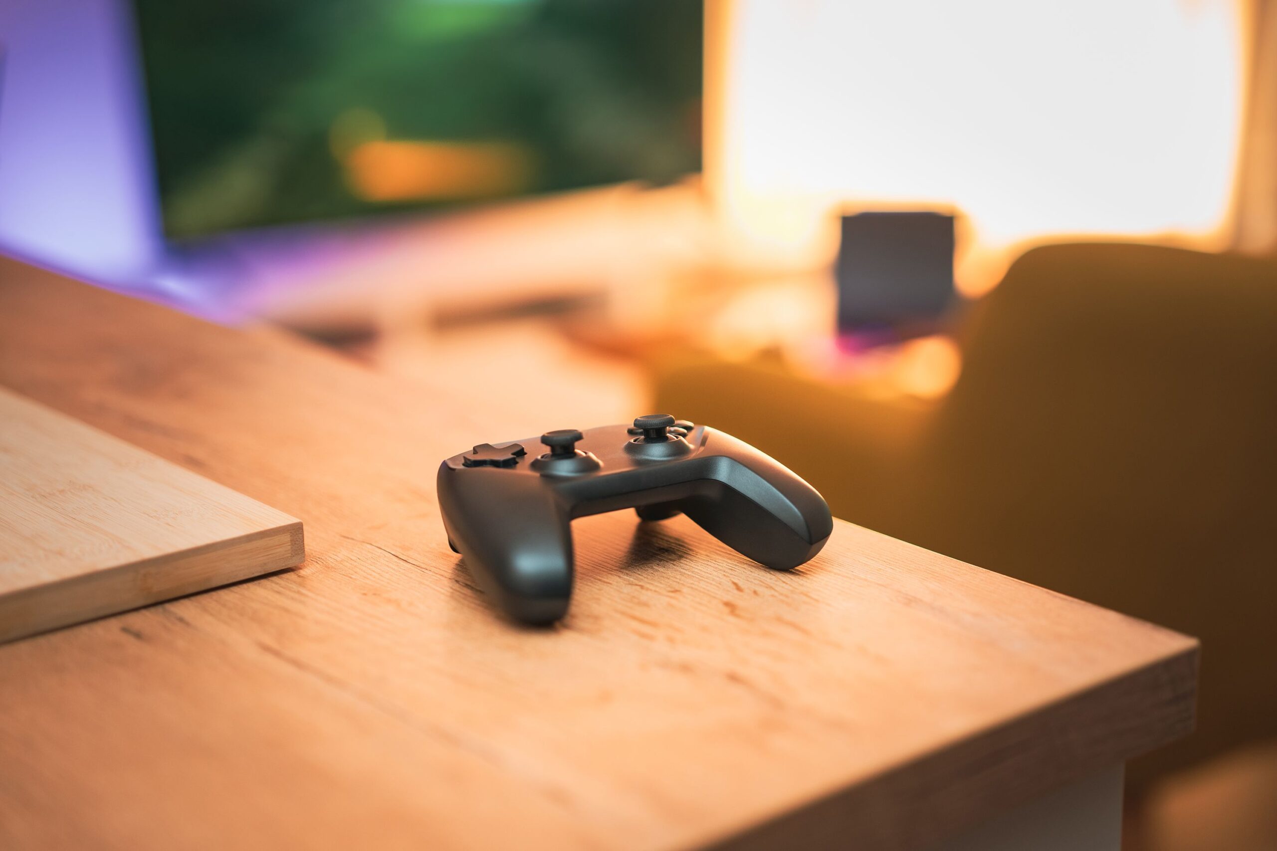 テレビの前に置かれたゲームコントローラー