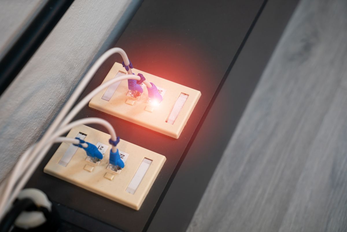 LEDが点灯するイーサネットポートのクローズアップ