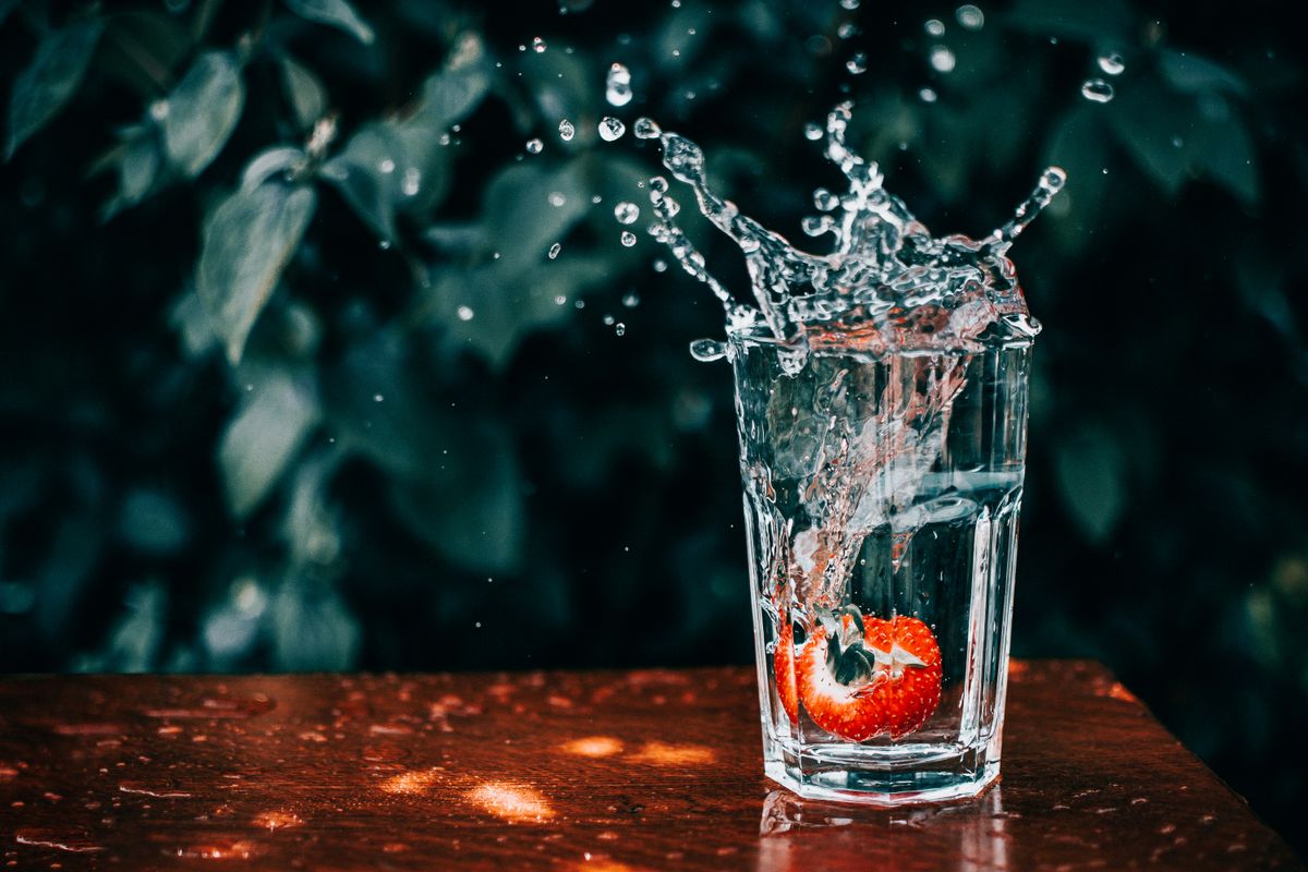 コップに注がれる冷たい水（熱中症対策の水分補給イメージ）