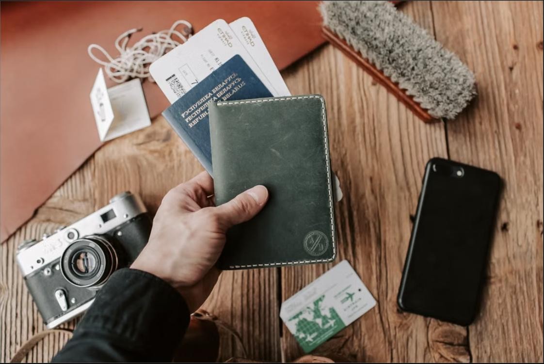 旅行の準備をする人のイメージ