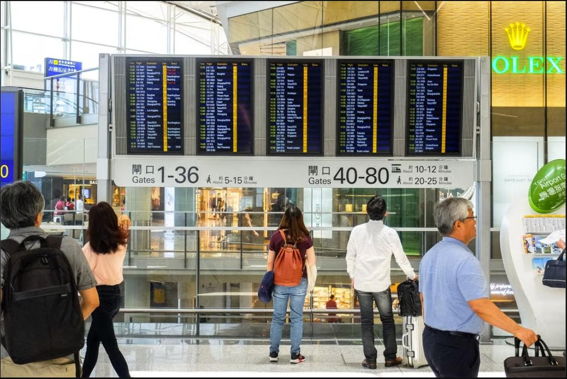 航空券を確認する旅行者