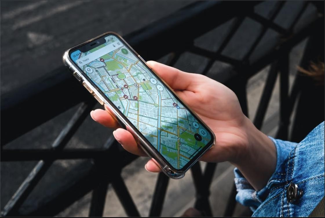スマートフォンでeSIMを設定する様子