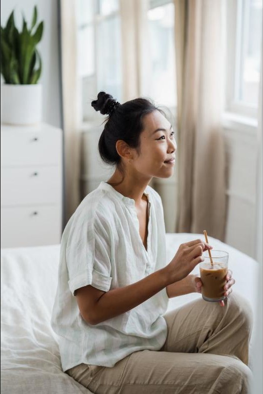 ホテルの部屋でくつろぐ様子