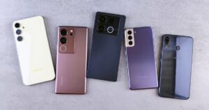 複数のスマートフォンを並べたイメージ。格安SIMと大手キャリアの選択肢を比較する