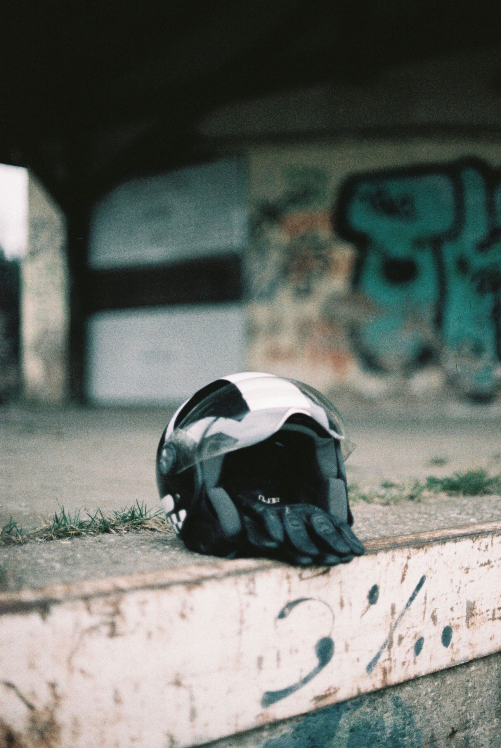 ヘルメットとバイクグローブの静物写真