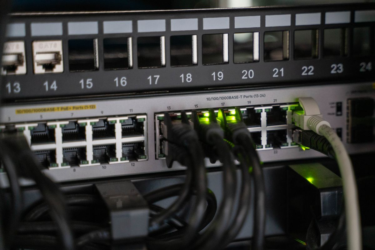 配線されたルーターとケーブル