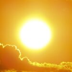 猛暑2026の強い日差しと夏空