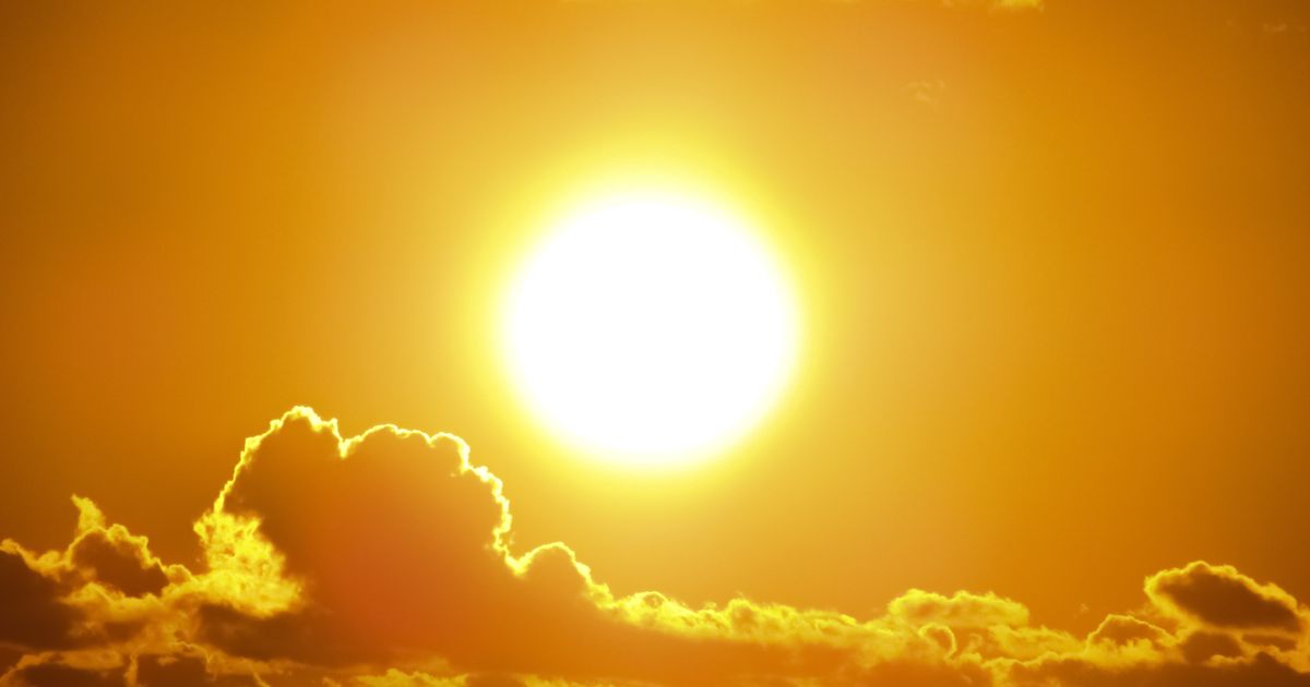 猛暑2026の強い日差しと夏空