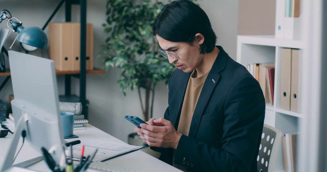 スマホで格安SIMのプランを比較するイメージ｜通信量別の選び方