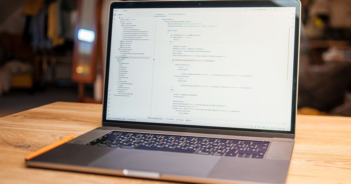 プログラミングスクールおすすめ比較のイメージ、ノートパソコンに表示されたコードエディタ