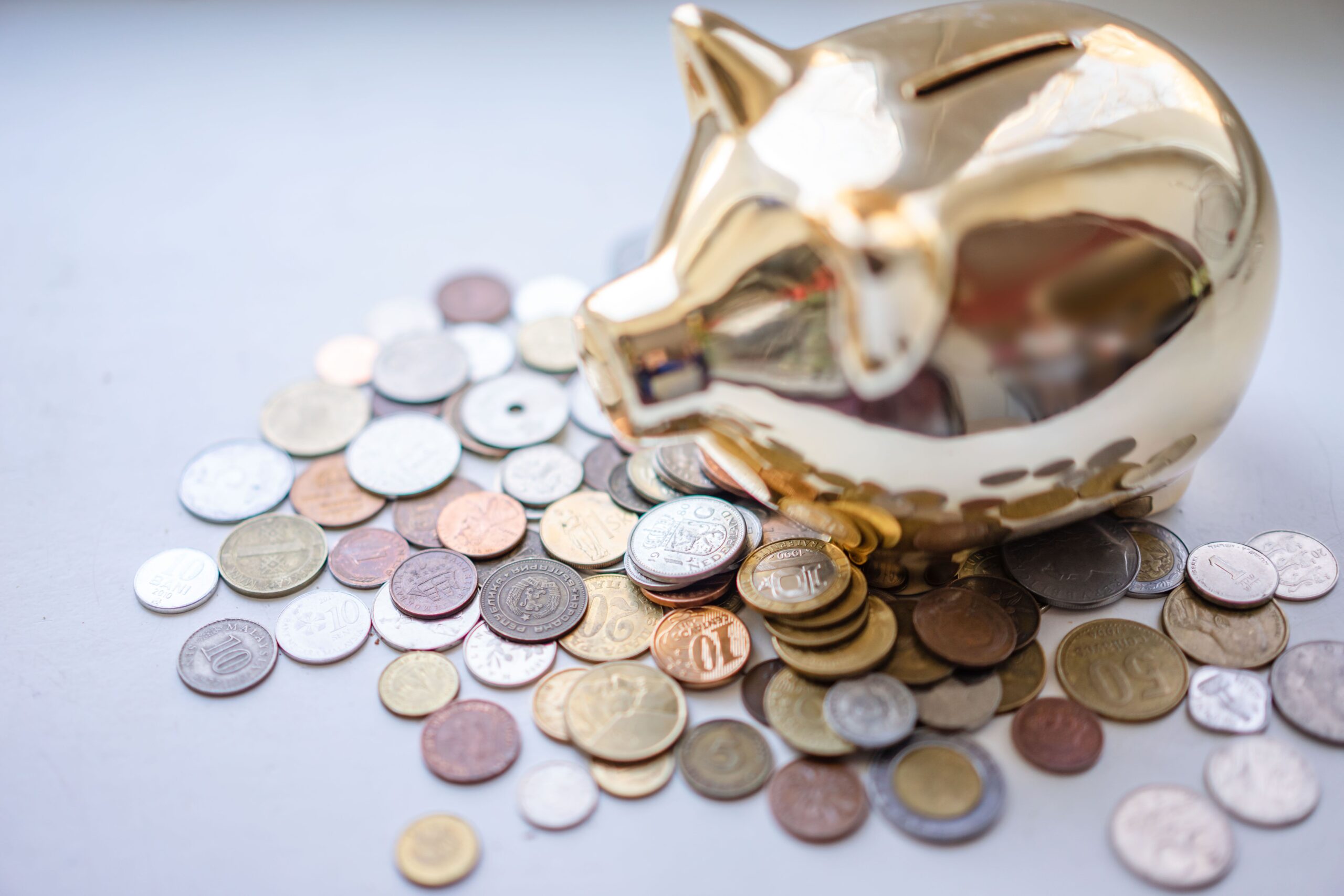 貯金箱と積み上げられた硬貨