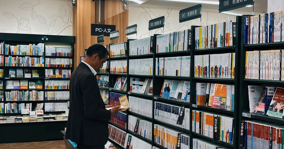 書店で参考書を選ぶ様子