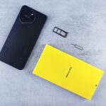 スマートフォンとSIMカードトレイ