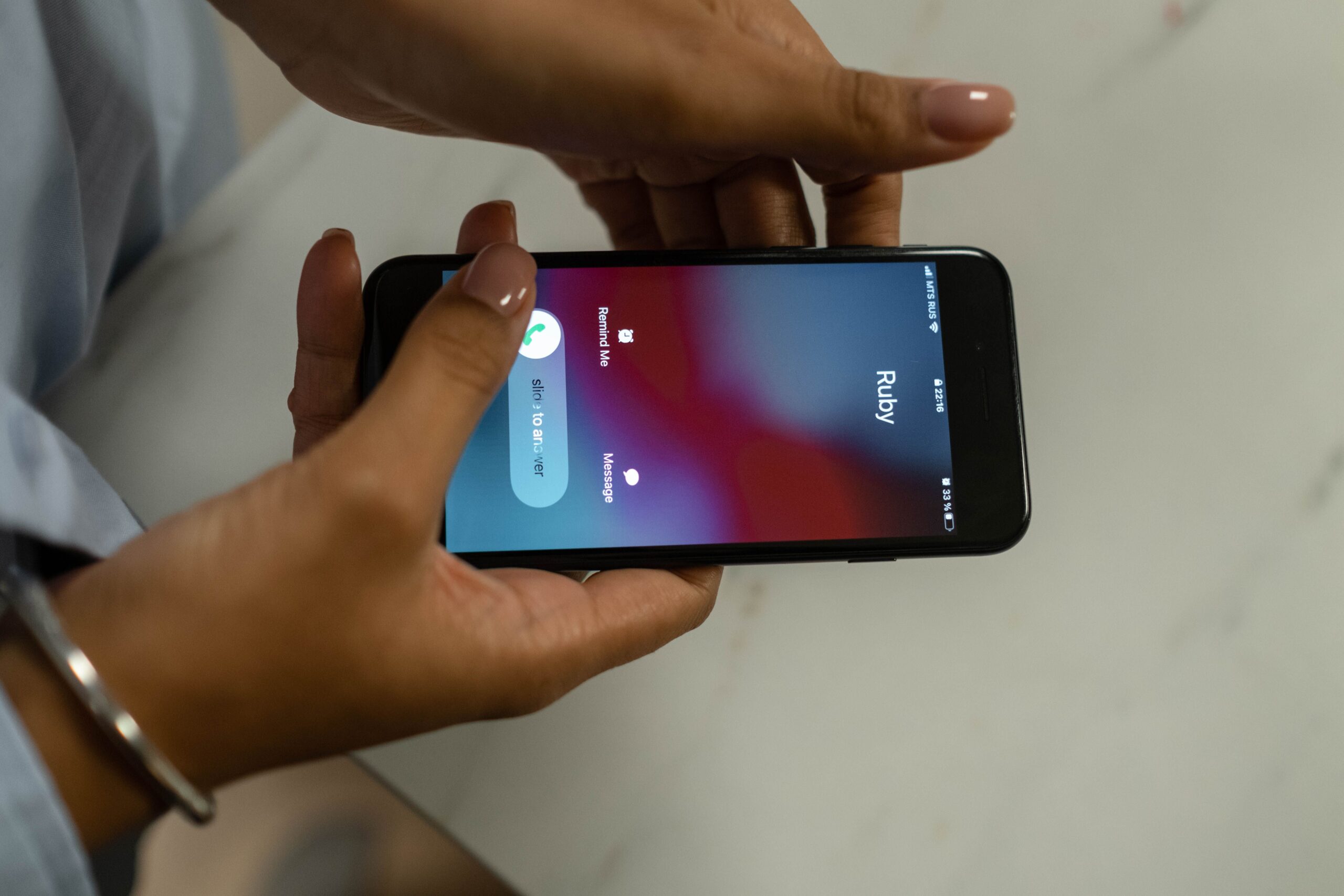 スマートフォンで電話をかける手元