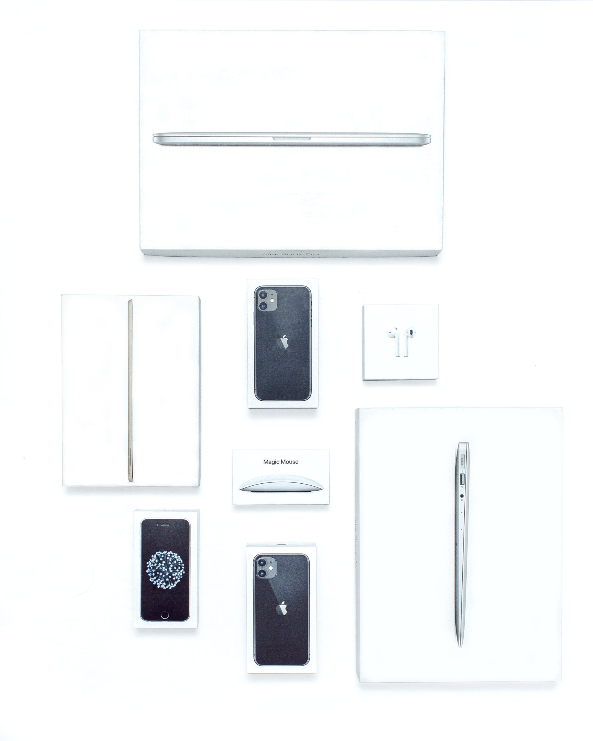 家電製品のパッケージと保証書を確認する様子