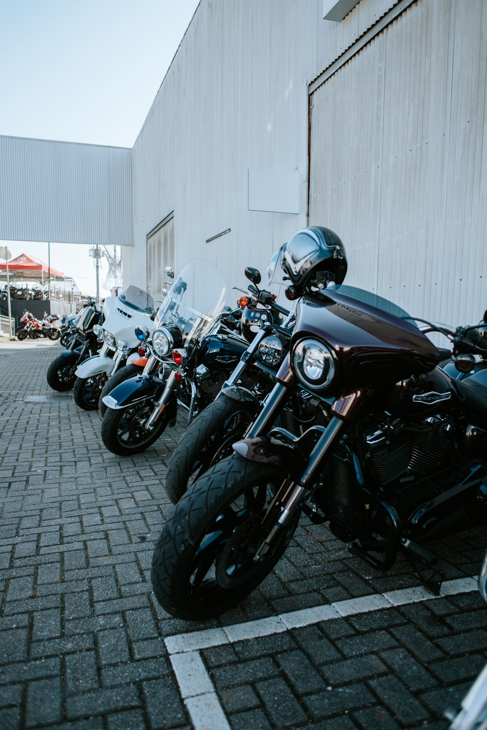 バイクショップに並ぶ中古バイクの車両