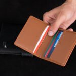 財布から複数のクレジットカードを取り出す手元