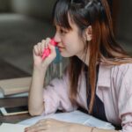美容資格の通信講座で学ぶ様子