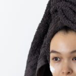 オールインワン化粧品でスキンケアをする女性