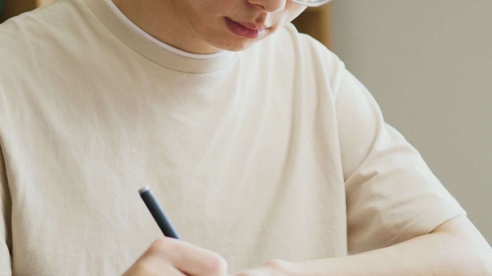 簿記・FP・宅建の勉強に取り組む様子