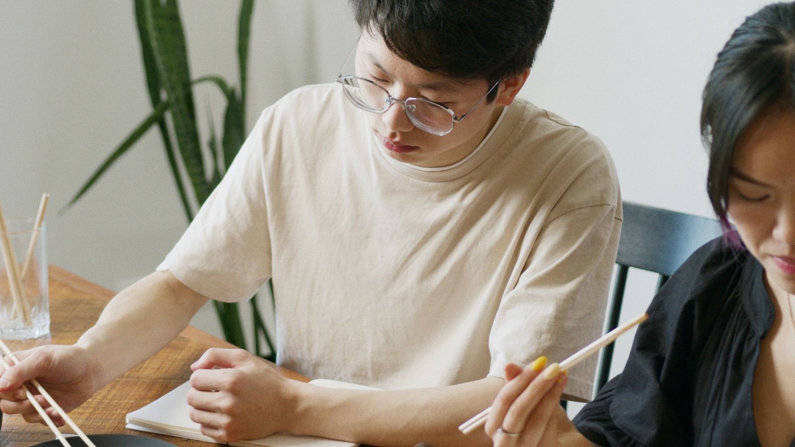 返礼品を囲んで食事を楽しむ食卓