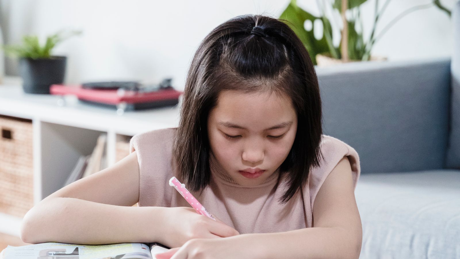 自宅でオンライン学習に取り組む様子