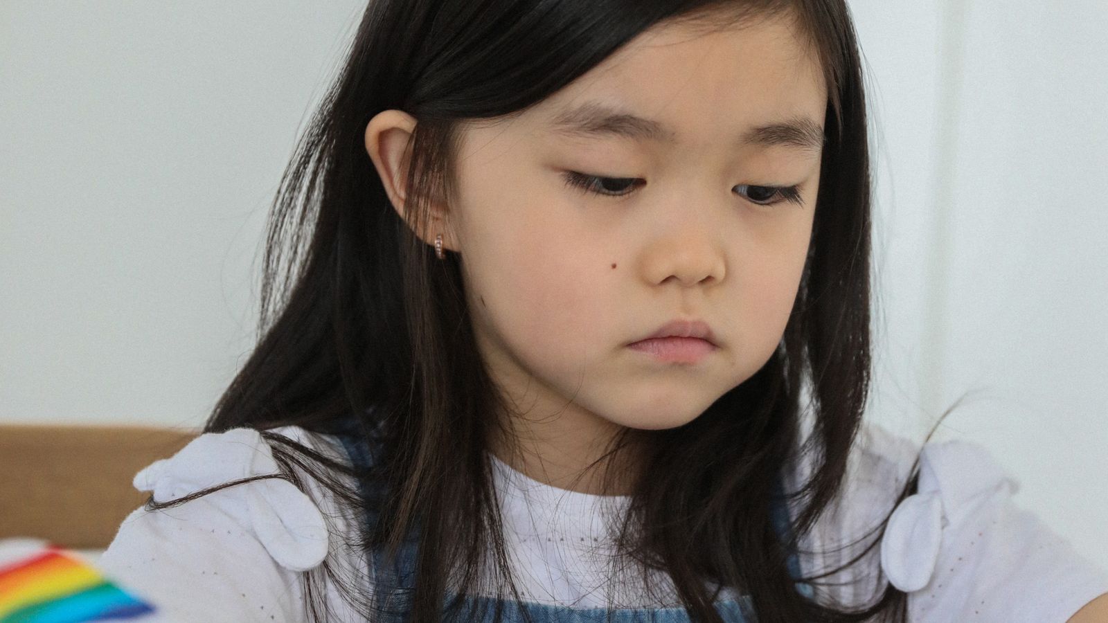 自宅で勉強する子ども