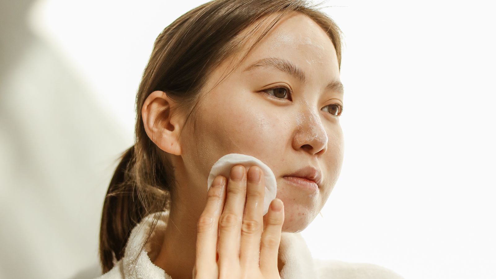 コットンで肌を整える女性