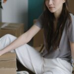 引っ越しの荷造りをする女性