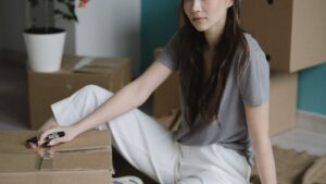 引っ越しの荷造りをする女性