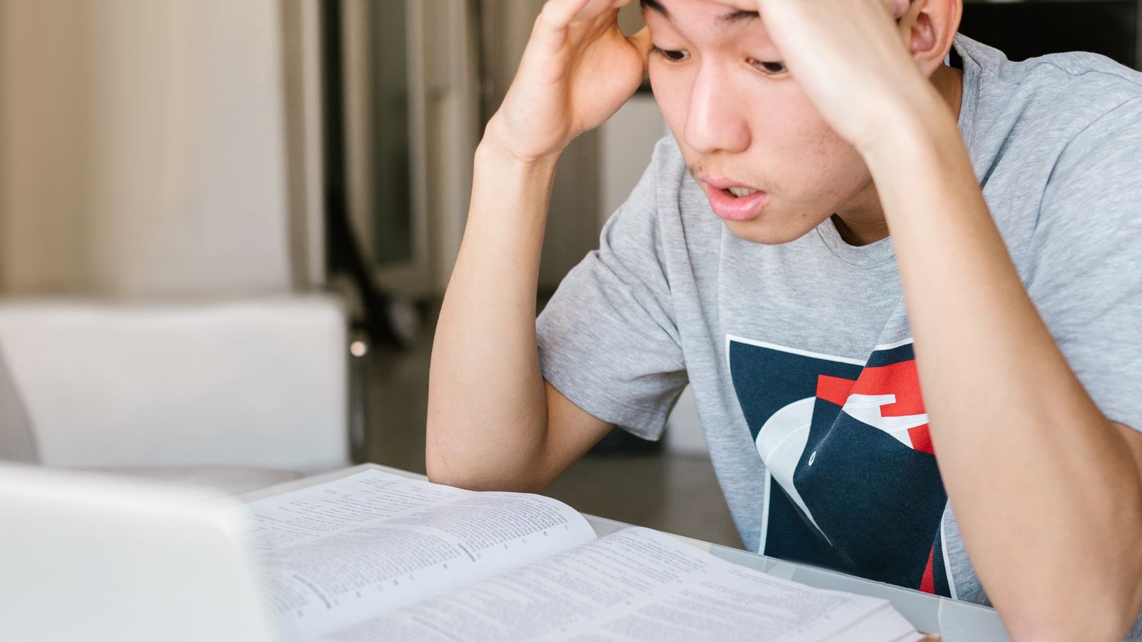 テキストに向かって学習する社会人