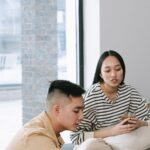 書類を広げて家計を確認する夫婦