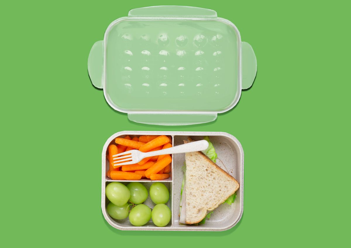 野菜と果物を詰めたヘルシーな弁当。カロリーを抑えた献立のイメージ