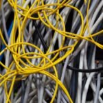 サーバーラックに絡まったネットワークケーブルの束