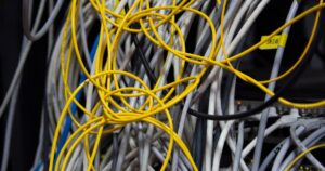 サーバーラックに絡まったネットワークケーブルの束
