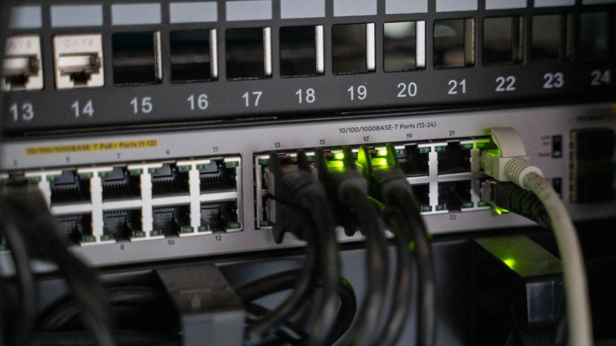 ケーブルが接続されたネットワーク機器