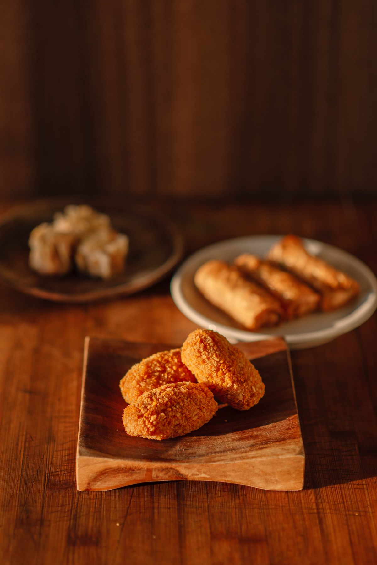 木の皿に盛られた揚げ物。惣菜メニューのイメージ