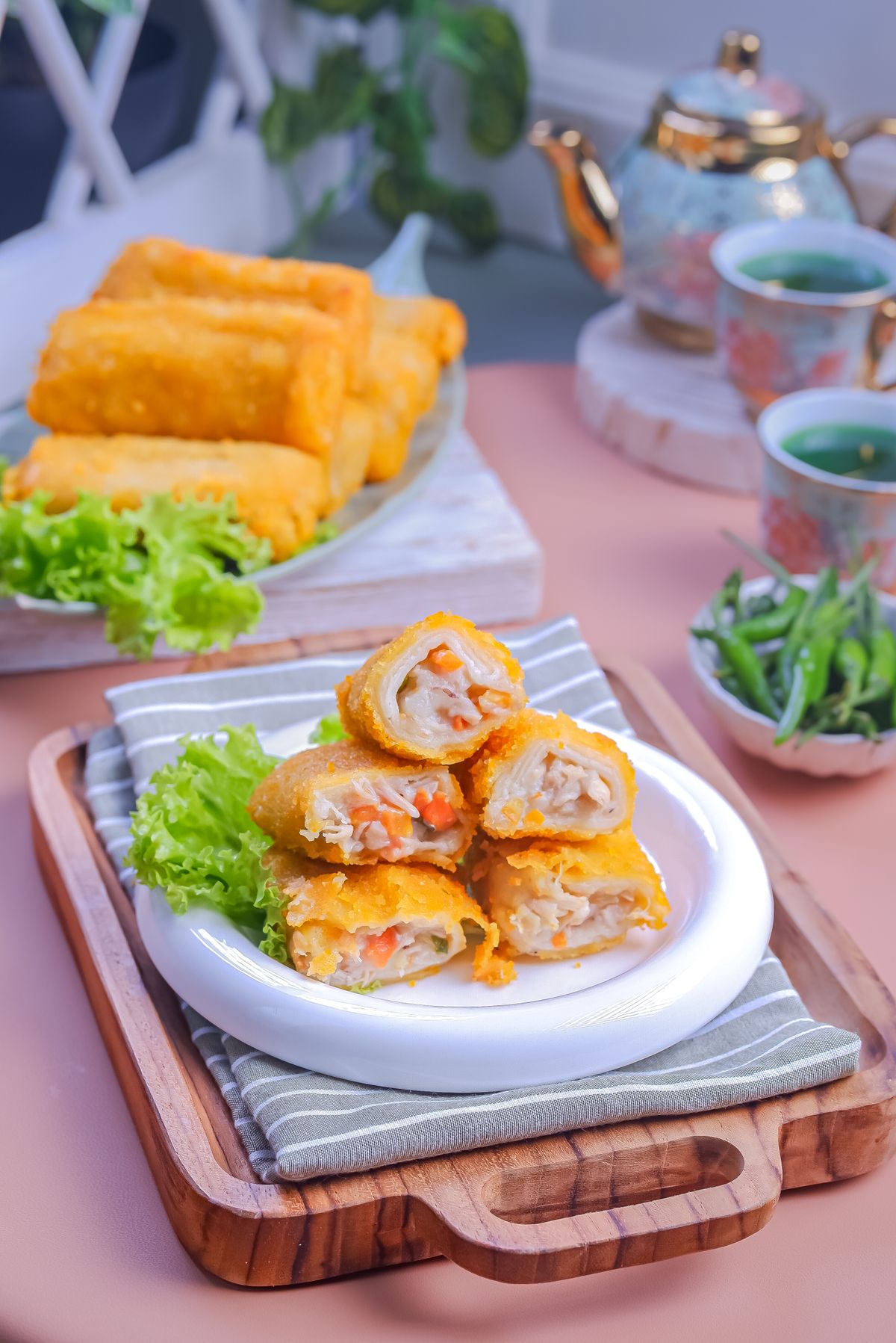 揚げたての春巻きとお茶。おうちで外食の味を楽しむイメージ