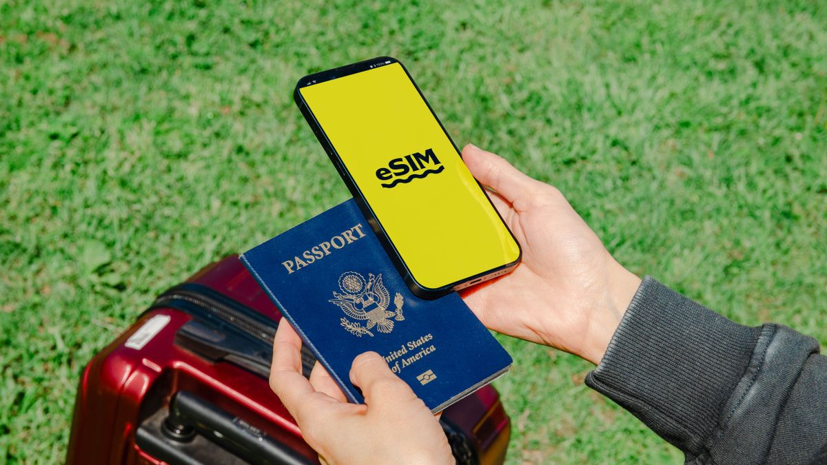 スマホを持つ人と通信のイメージ