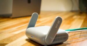 木目デスクに置かれたWiFi6ルーター