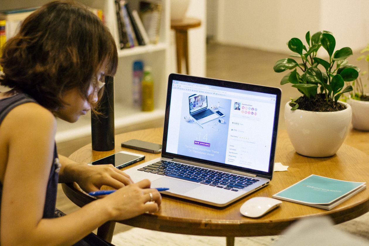 収支・単価を試算するデスクのイメージ